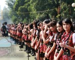 Para Member JKT48 berjajar di depan fans untuk briefing sebelum nyanyi bareng